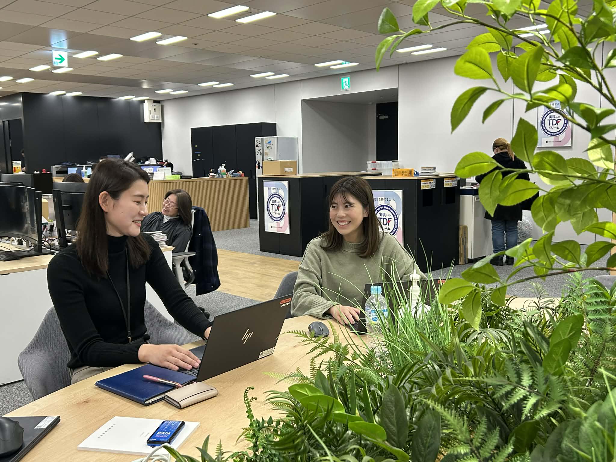 席はフリーアドレス。部署を超えたコミュニケーションも活発です