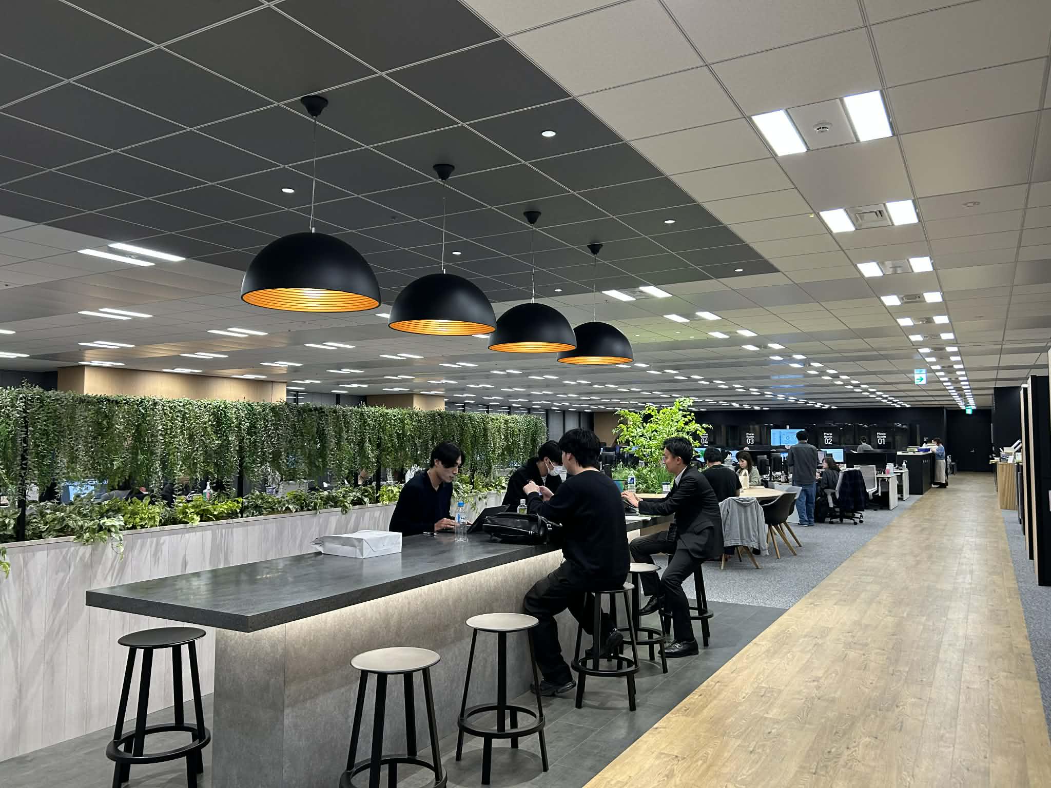 オフィスは吹き抜けの1フロアで、風通しの良さを感じていただけます