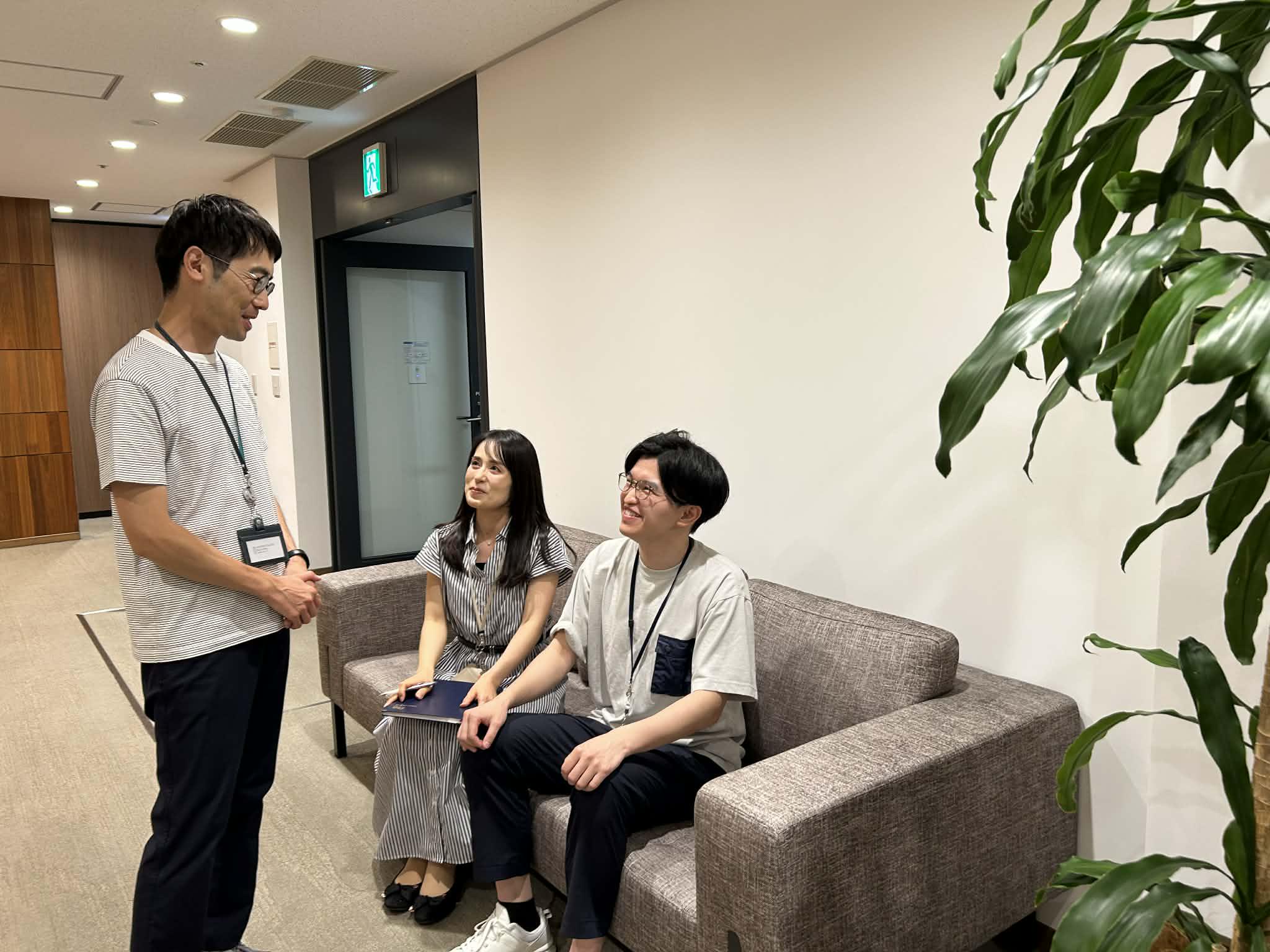 ほとんどの人が私服で出社し、はたらきやすい格好で仕事をしています