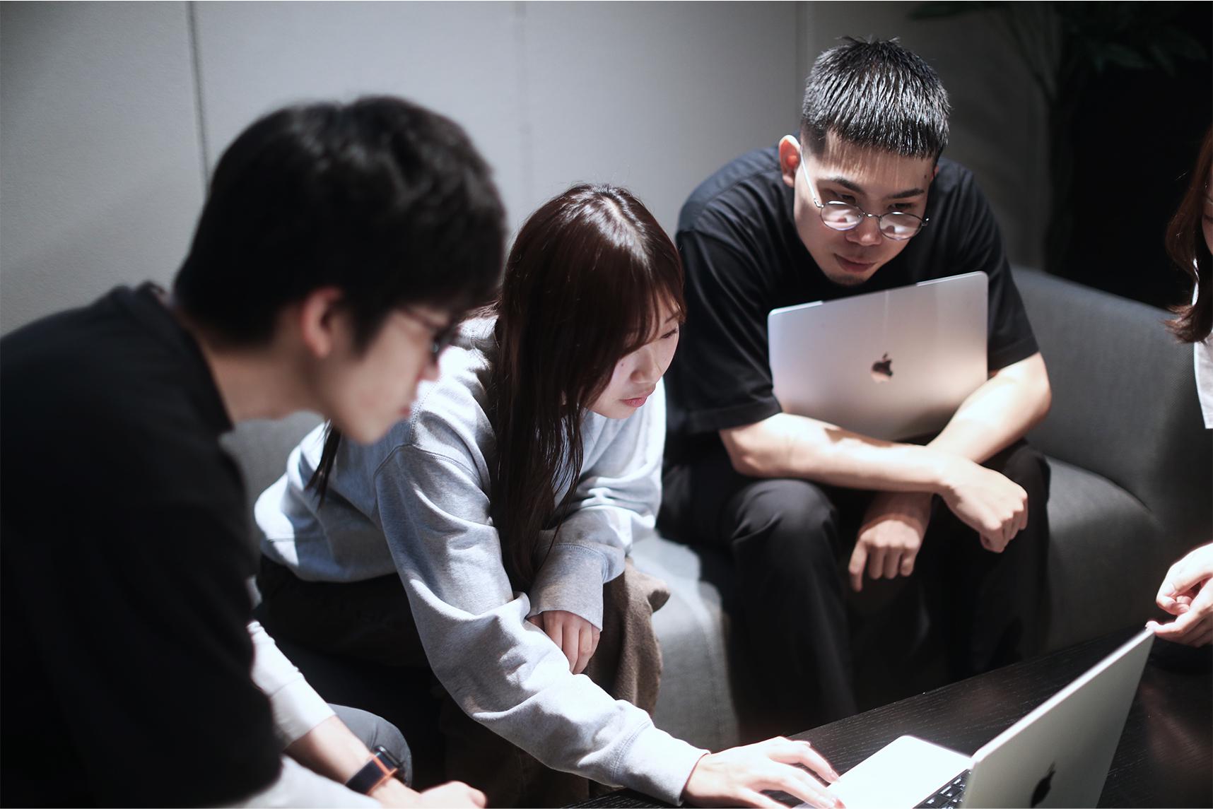 メンバーの男女比は5:5で、平均年齢は29歳、外国籍のメンバーも在籍しています。コミュニケーションは活発で、課題解決・事業構築において複数の価値観がぶつかることこそに価値があると考えています。