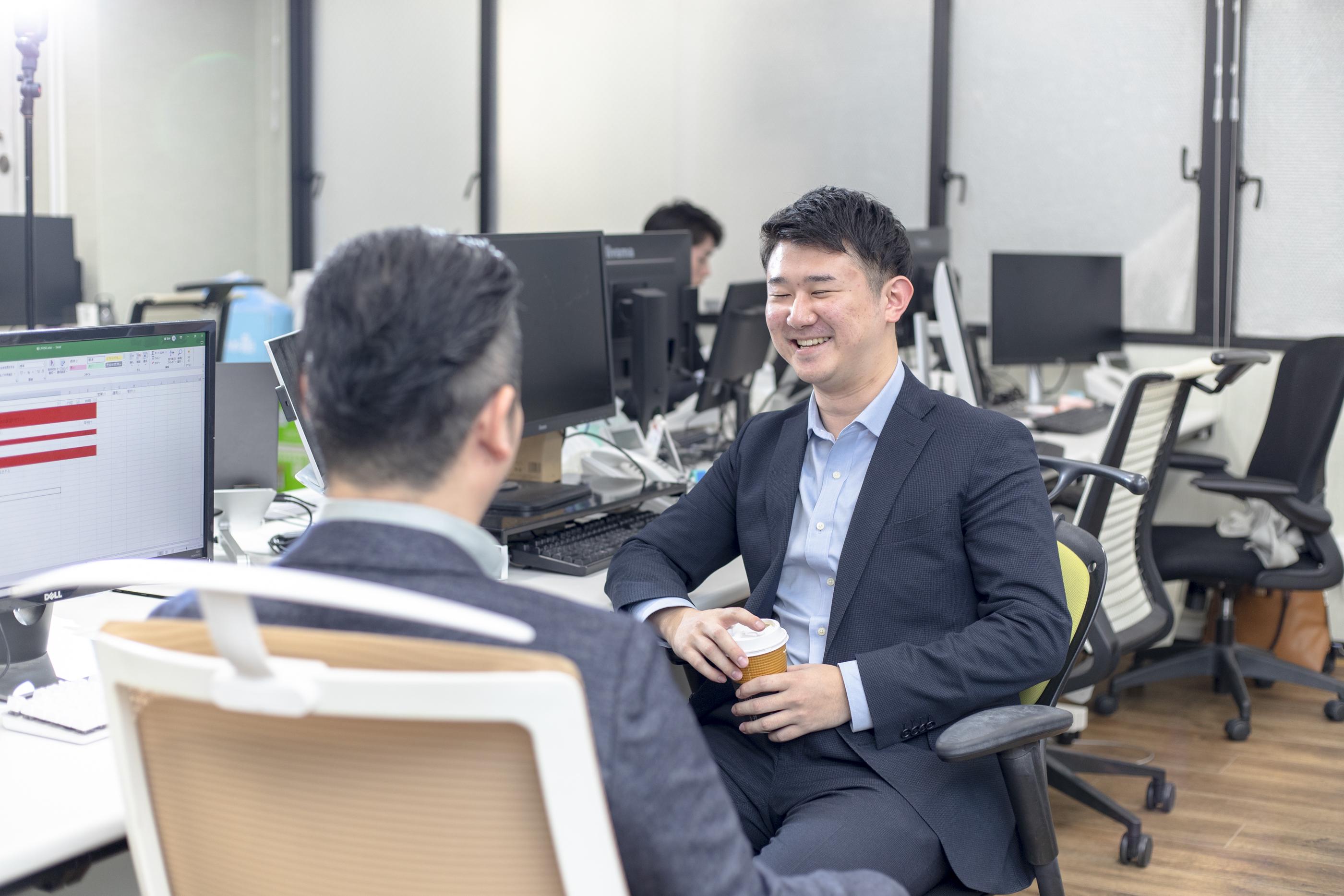 毎朝の上長からの振り返りを定期化した朝会を実施しています。
経験・知識の豊富な上長からの手厚いフォローを受けて、短時間でも密度のある成長を促進しています。