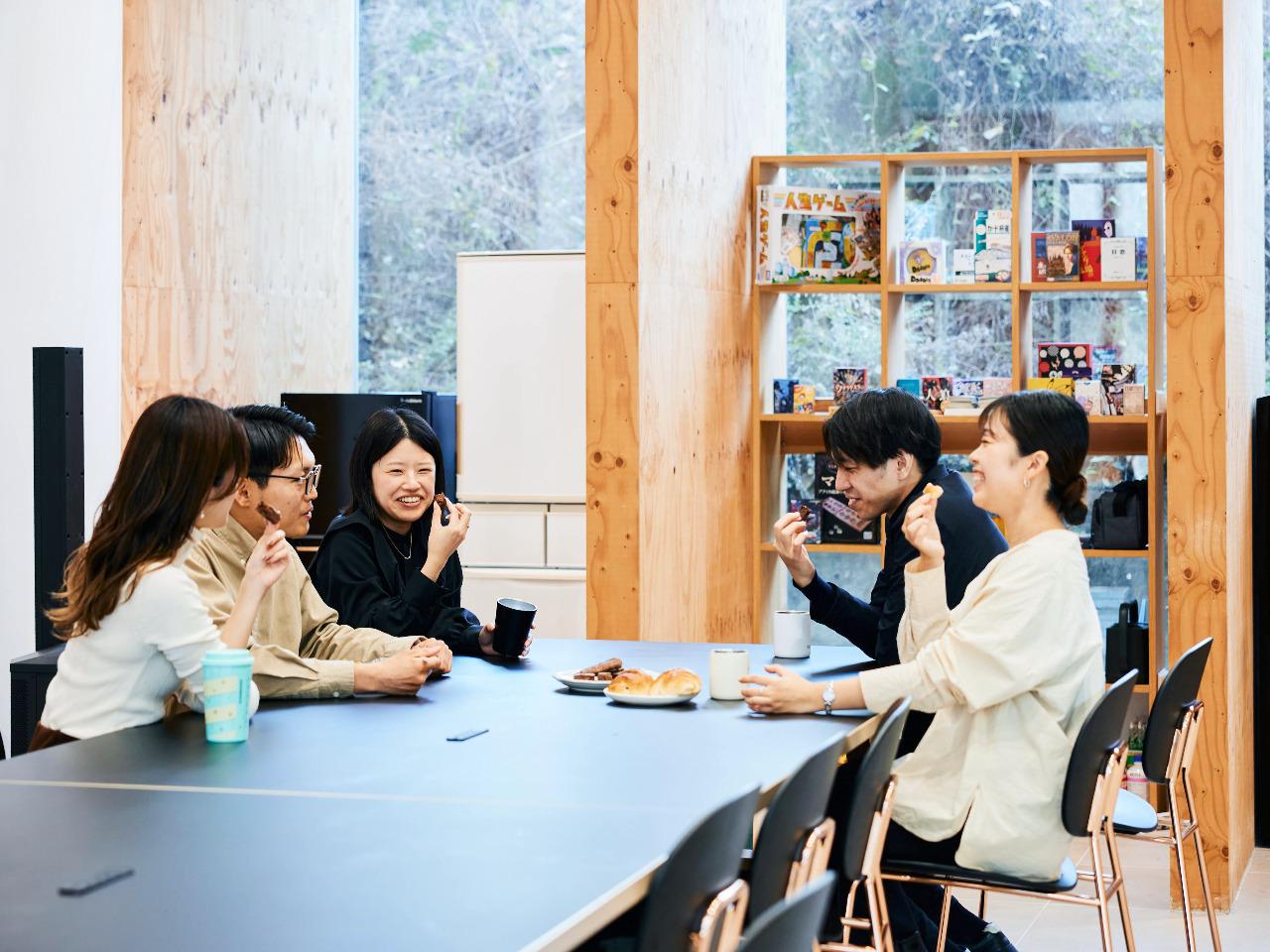 社内はキャリアや年齢、働き方もさまざまですが、前向きで明るく、人想いのメンバーばかりが揃っています。