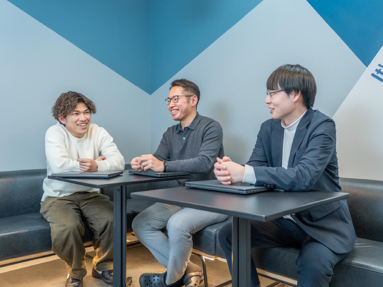 「世界に輝く笑顔をつくる～自己実現の輝く笑顔を作り、縁ある人の物心両面の幸福の追求を行います。」とのVisionに基づく事業運営や組織風土づくりを心がけている。