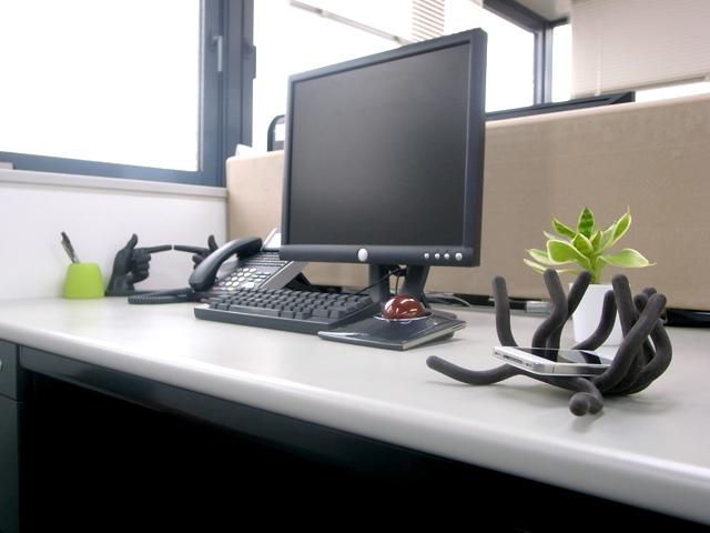 採用担当者のデスクです。
一人一人のスペースは広めです。
電話がありますが、内線用で、
外線に対応することはまずありません。