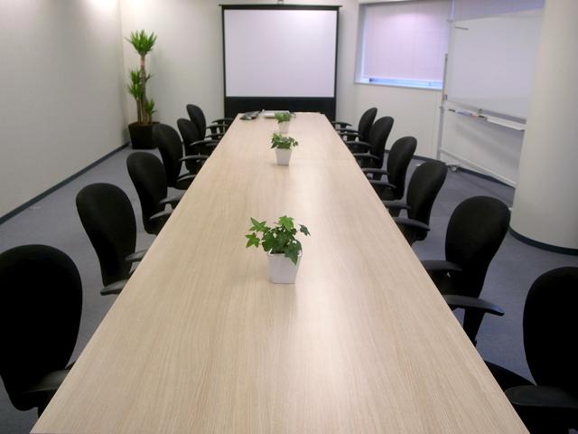 ミーティングルームは
植栽を定期的にチェンジして、
ゆったりとした広い空間にしています。