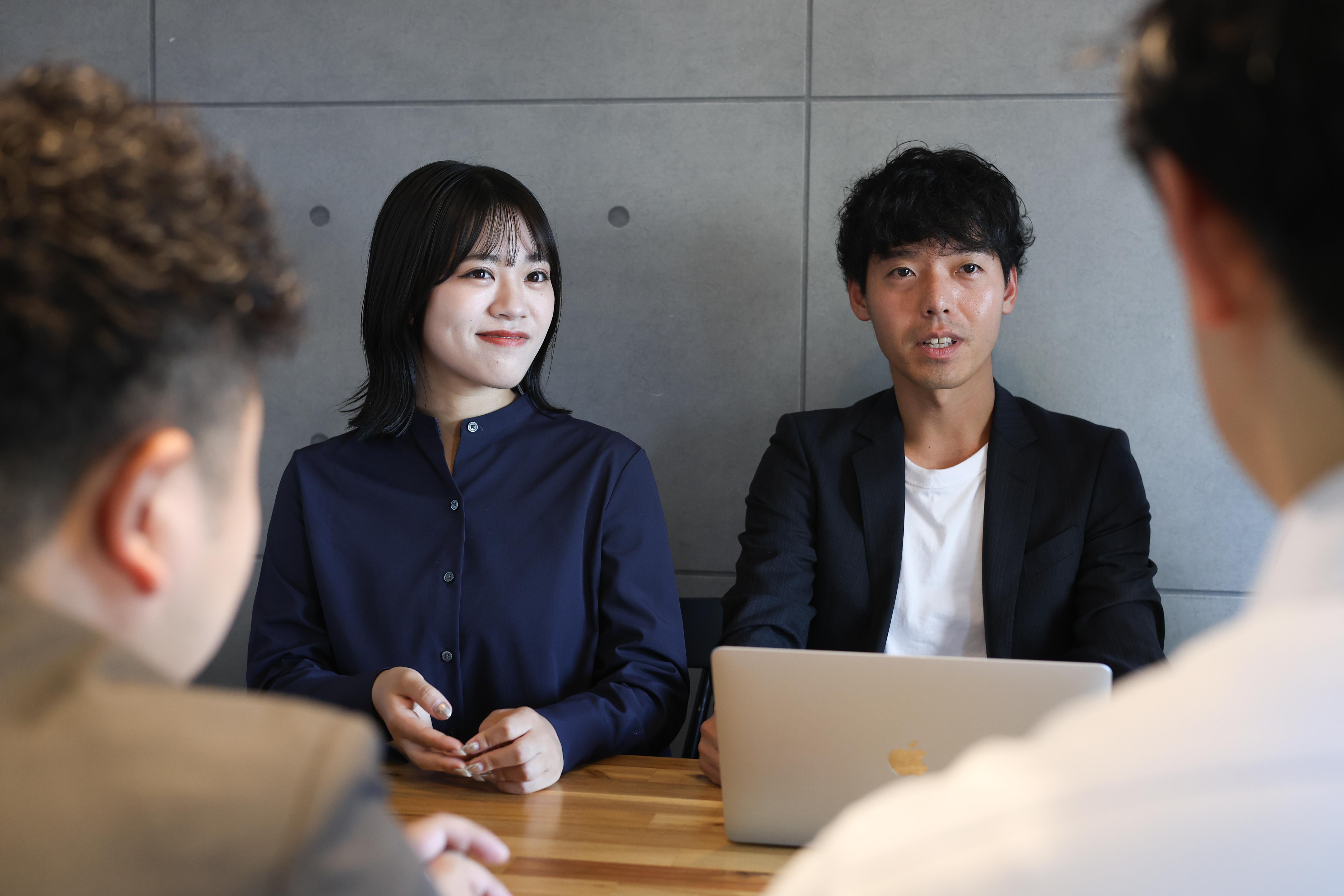 Saitekiには、先端技術を独り占めせず、組織全体で高め合う「生成AIナレッジ共有文化」が根付いています。AI顧問・佐藤傑氏から毎月提供される40枚超の最新トレンドレポートを全社員に公開。ChatGPTの最新プラン活用法や実務への応用例を常にアップデートしています。

こうしたメガベンチャー級の知見を元に、現場のエンジニア同士が「AI駆動型開発」の標準化に向けて議論を交わす環境があります。個人の学びを組織の力に変え、次世代のスタンダードを共に創り上げることが可能です。