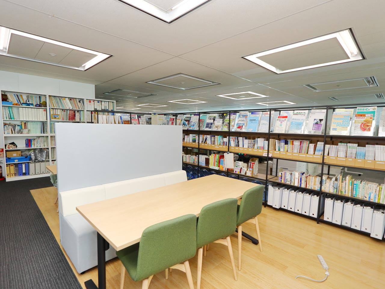 150名規模の小さな組織だが、本格的な人事制度を構築し、社員の働きを公正に評価できるよう注力している。