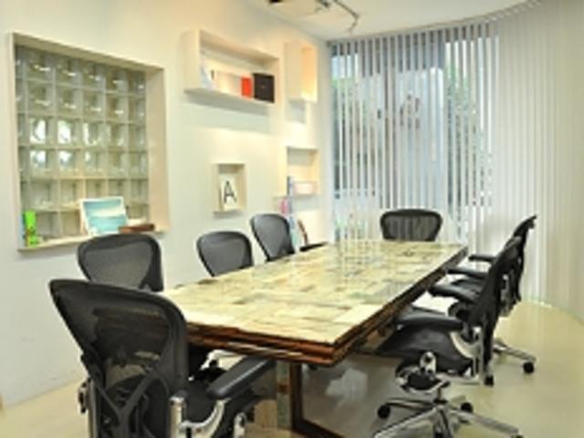 オフィスから近いTUGBOATでは、打合せが頻繁に行われています。