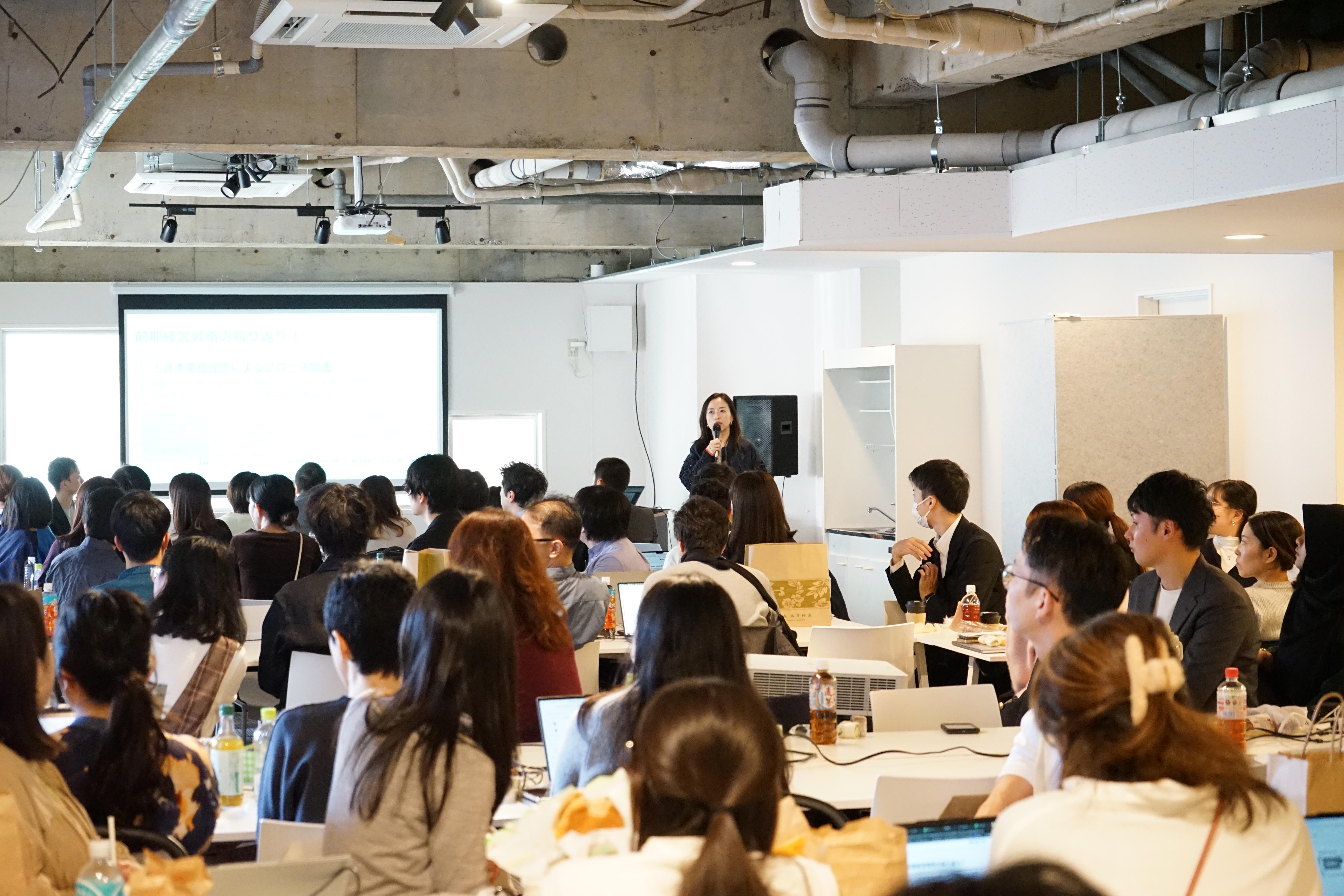 「新しい多様な社会のための医療インフラになる」 。この大きな目標に向けて、定期的な全社共有やバリューの浸透を行い、チーム一丸となって突き進んでいます。