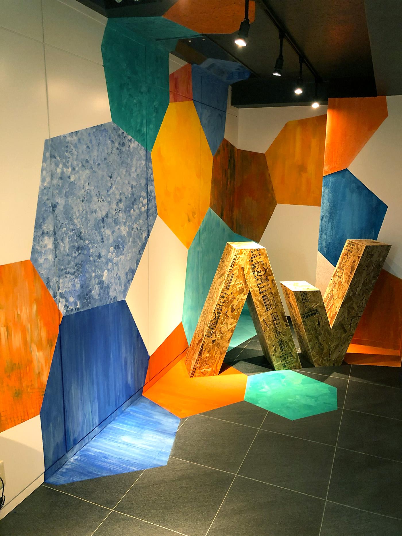 社内はインテリアにもこだわり、空間デザイナーが手がけたお洒落な会議室と自由に出入りできる休憩室には"おやつ棚"も完備されていた。ここにはインスタント食品も安く置いてあり、社員のお昼代が少しでも浮くように…と会社の想いが伝わってくる。