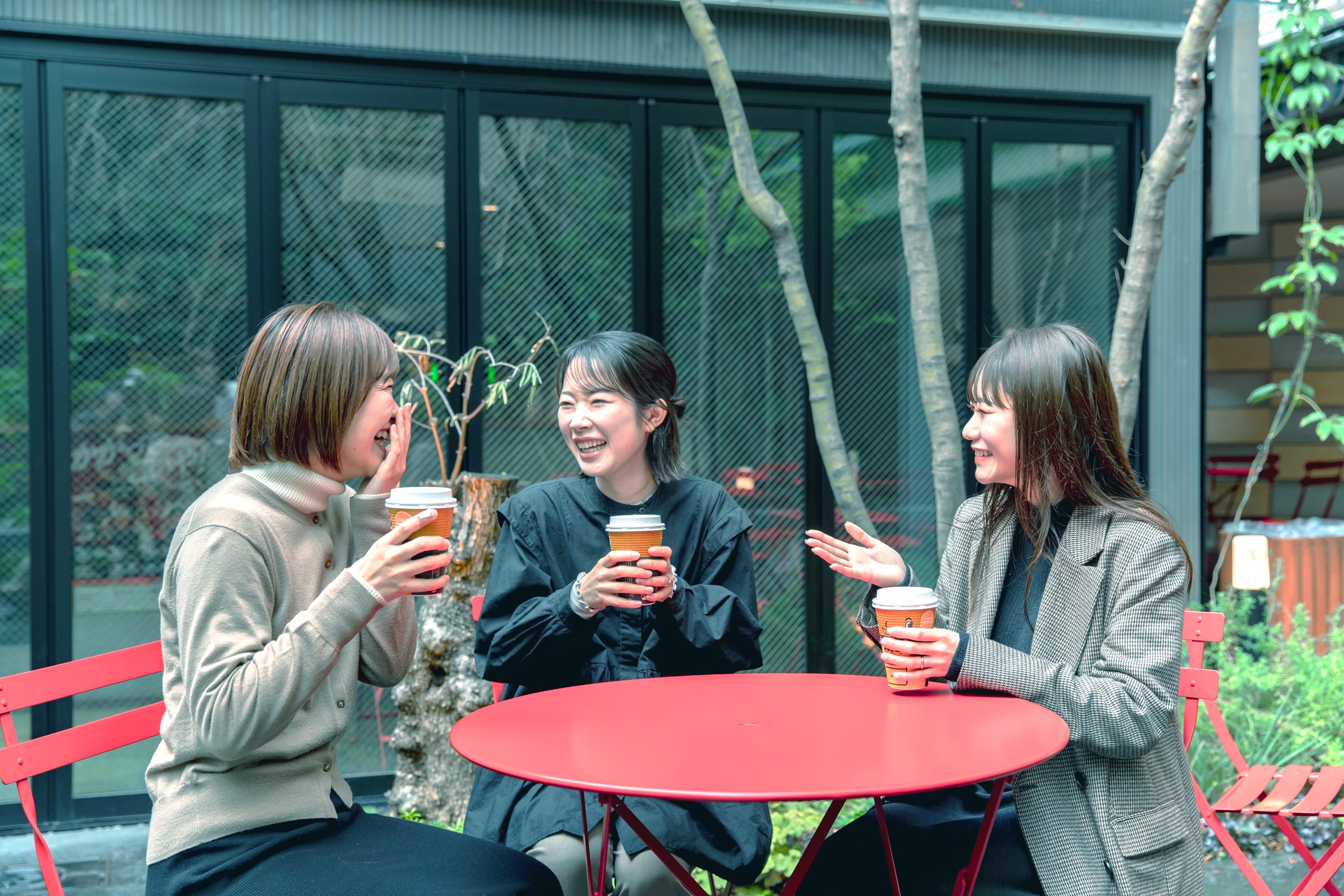 同社のオフィス環境は、ビジネスライクの堅苦しい空気はなく、リラックスした雰囲気の中で社員たちが取り組む姿が印象的だった。