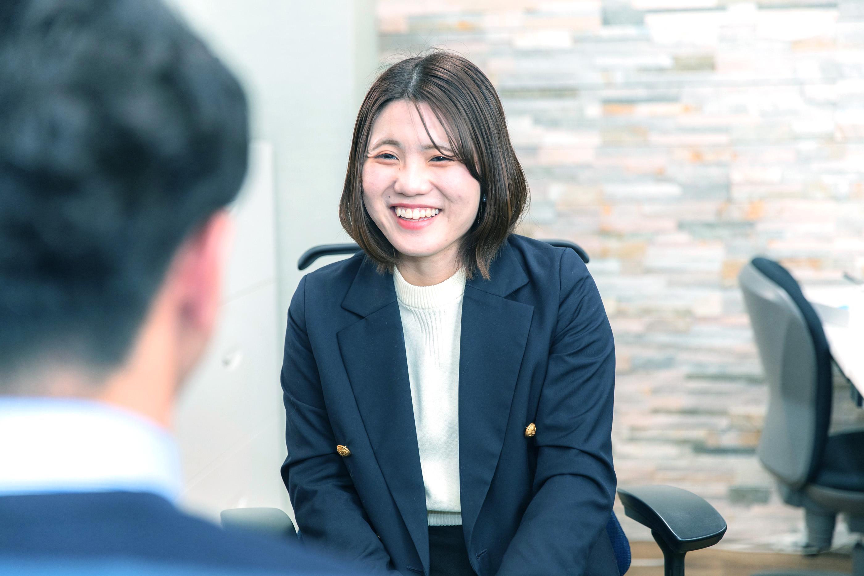 毎朝の上長からの振り返りを定期化した朝会を実施しています。
経験・知識の豊富な上長からの手厚いフォローを受けて、短時間でも密度のある成長を促進しています。