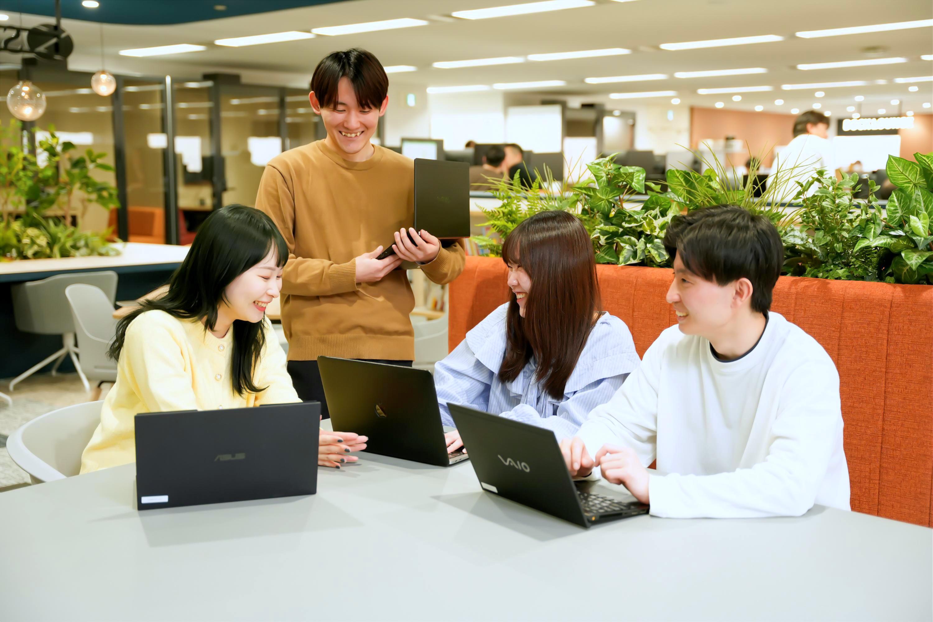 2001年にシステムの運用・保守を請け負う会社として設立され、2004年からシステム開発を展開している。