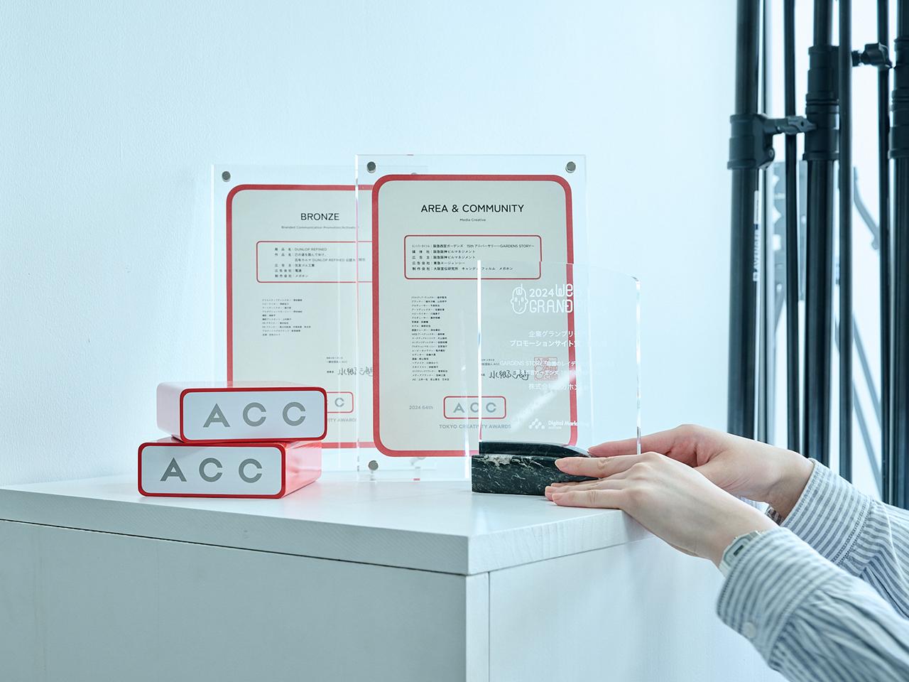 「クリエイティブを楽しむこと」をモットーに掲げ、メンバー同士が気軽にレビューしながらクオリティを高めていくことが、日常的に行われる。