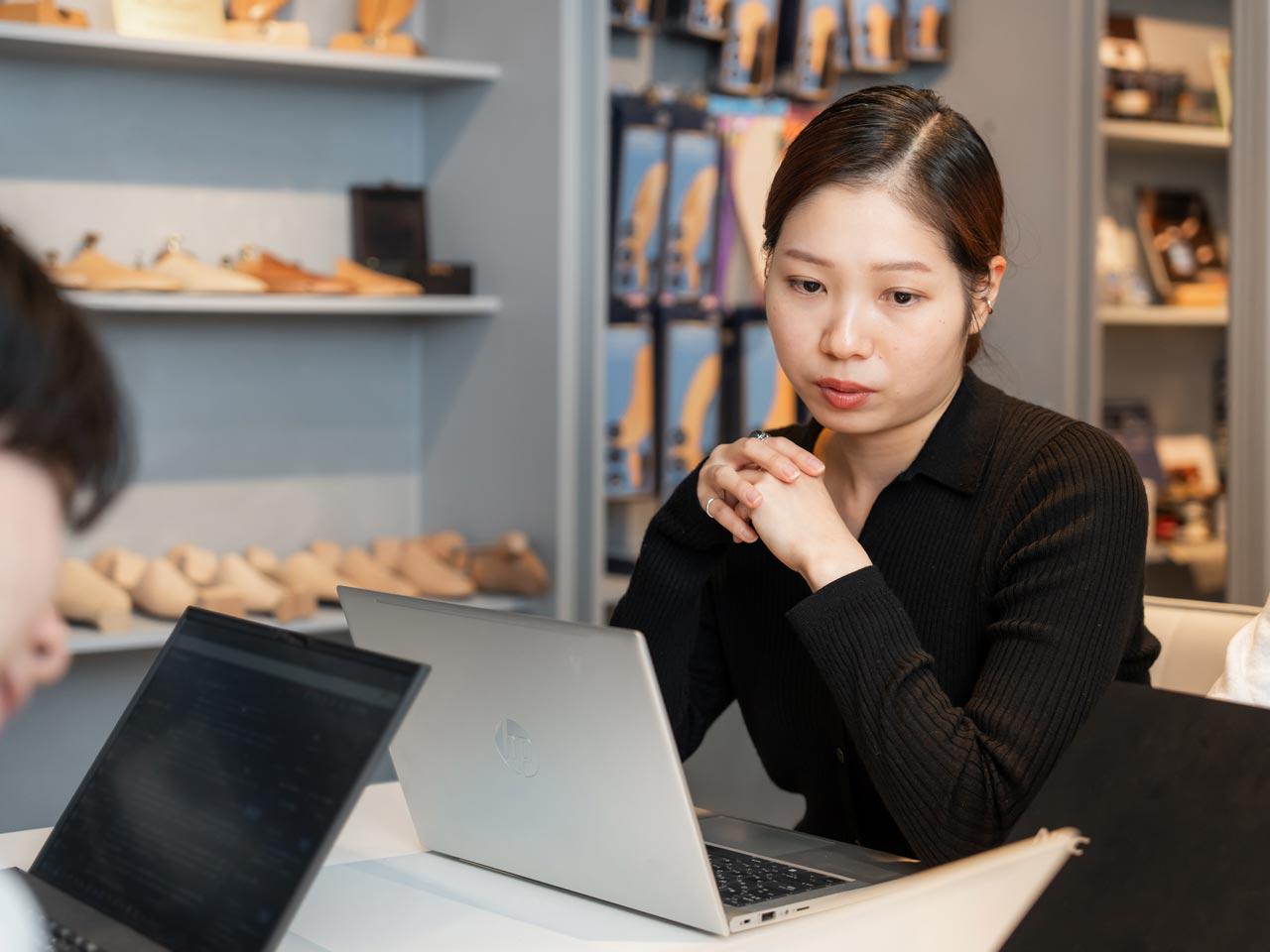 Missionの「シューケア・フットケアを通じて「新しい日本の靴文化」を創造する」「人財である社員を育て、守り、共に成長すること」が成長戦略の根幹。