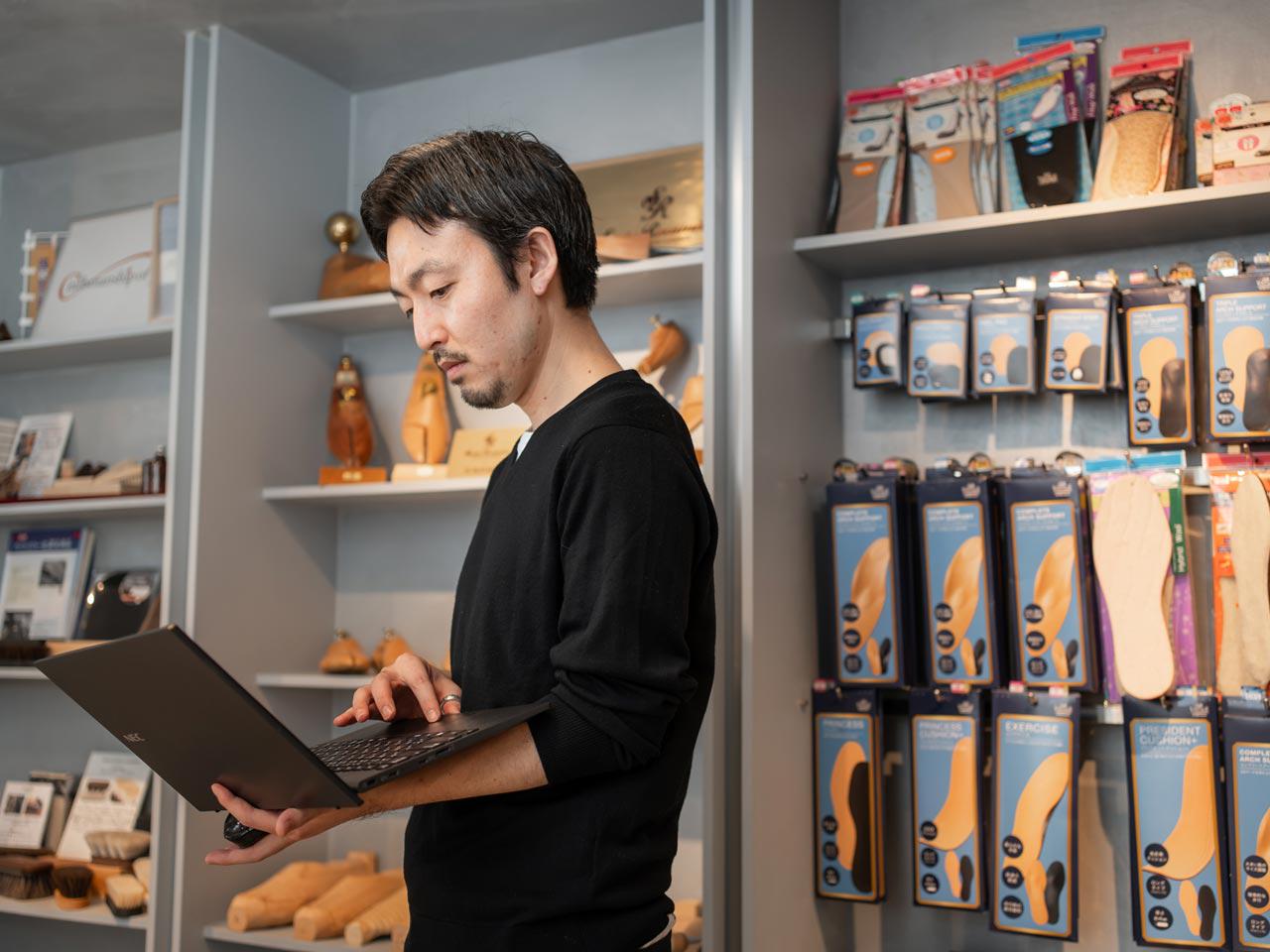 OEMの形で製造した製品を、主に国内の大手セレクトショップなどへの卸のほか、直営店やECでのD2Cも行う。