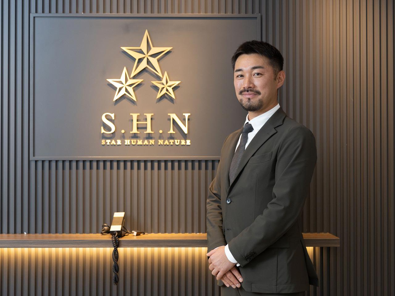 グループ事業は「飲食事業」「店舗不動産事業」「住宅不動産事業」の三本柱で構成。飲食事業で培った店舗運営ノウハウと不動産事業を連動させる独自のビジネスモデルによって、安定した収益基盤と継続的な成長投資を両立している。