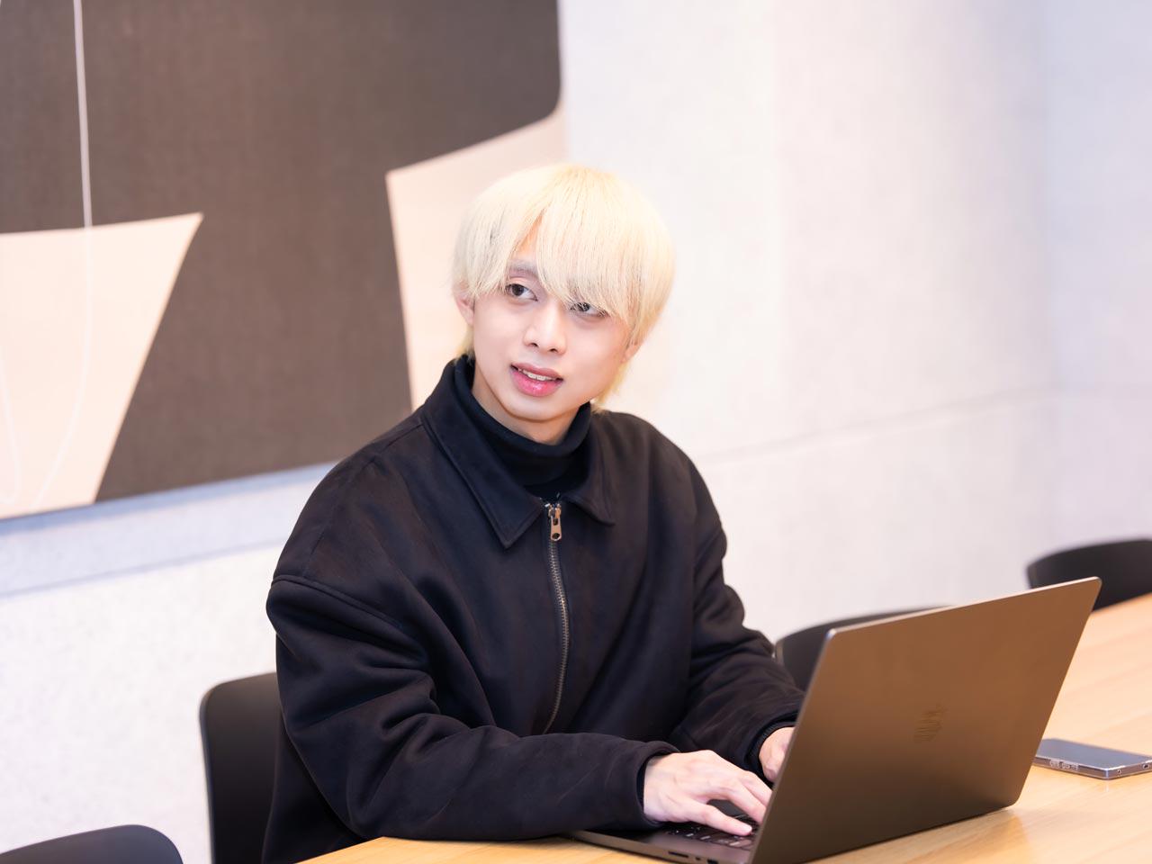 誰でも簡単にセンタリング評価ができる「高性能AIセンタリング推定」機能を備えており、第三者鑑定機関にカードを贈らなくても、手元のスマホで鑑定が完結する。