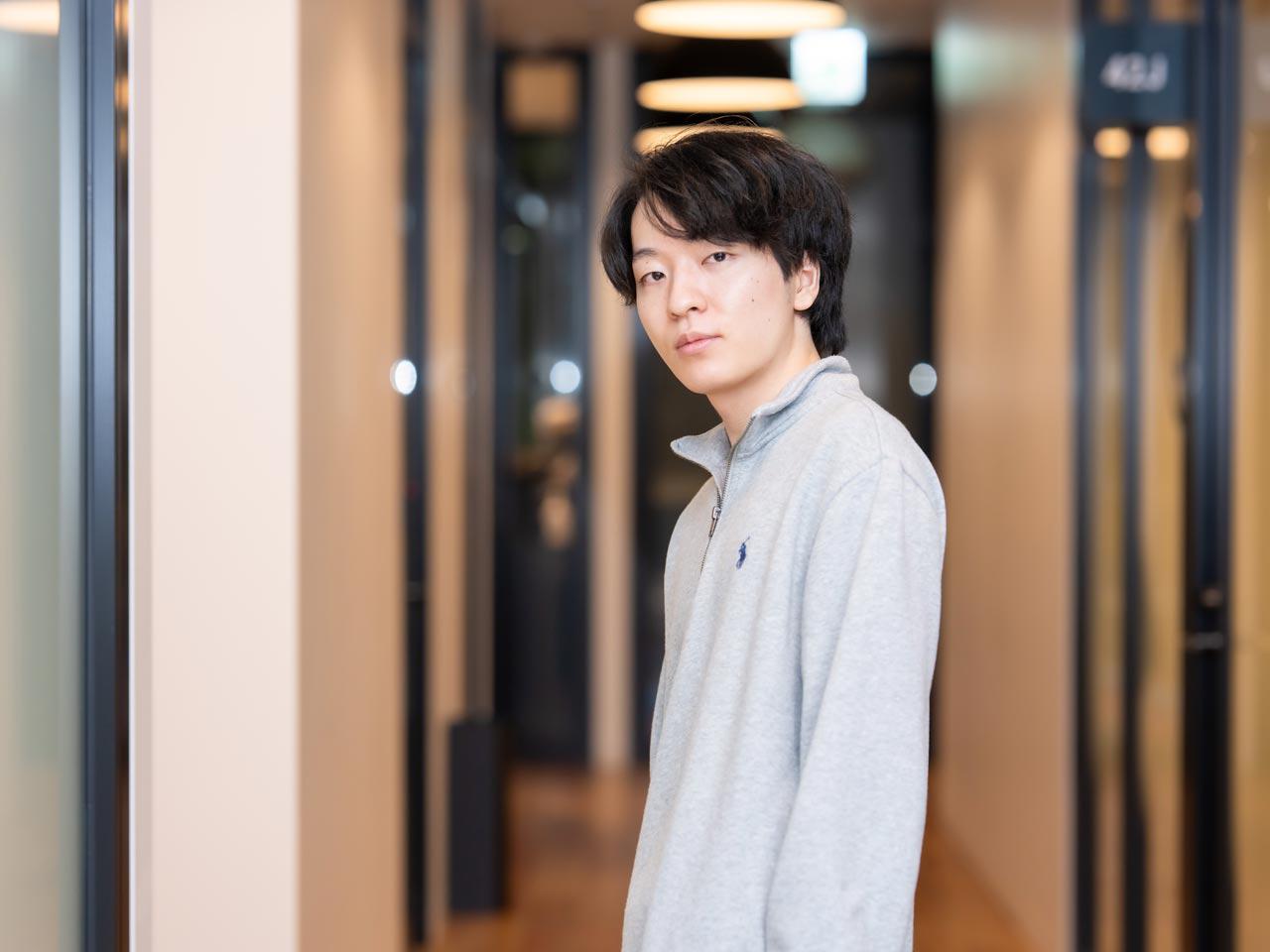 スマホカメラでカードを撮影するだけで、AIがカード枠を検出し、瞬時にズレを推定。