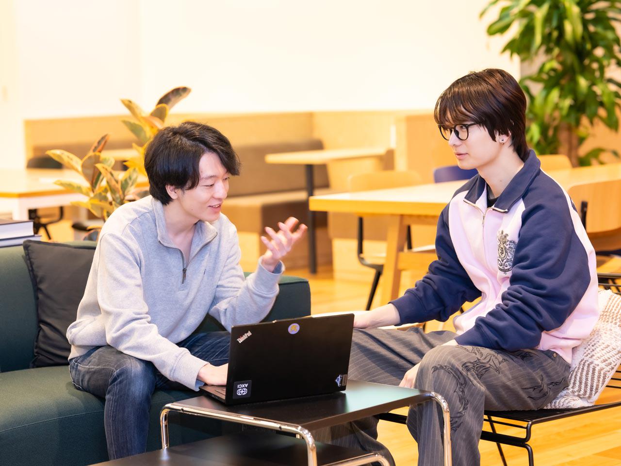 撮影したカードを管理できるデジタルアルバム機能や、直近の価格推移をもとに相場の目安を把握できるAI価格検索機能も備える。