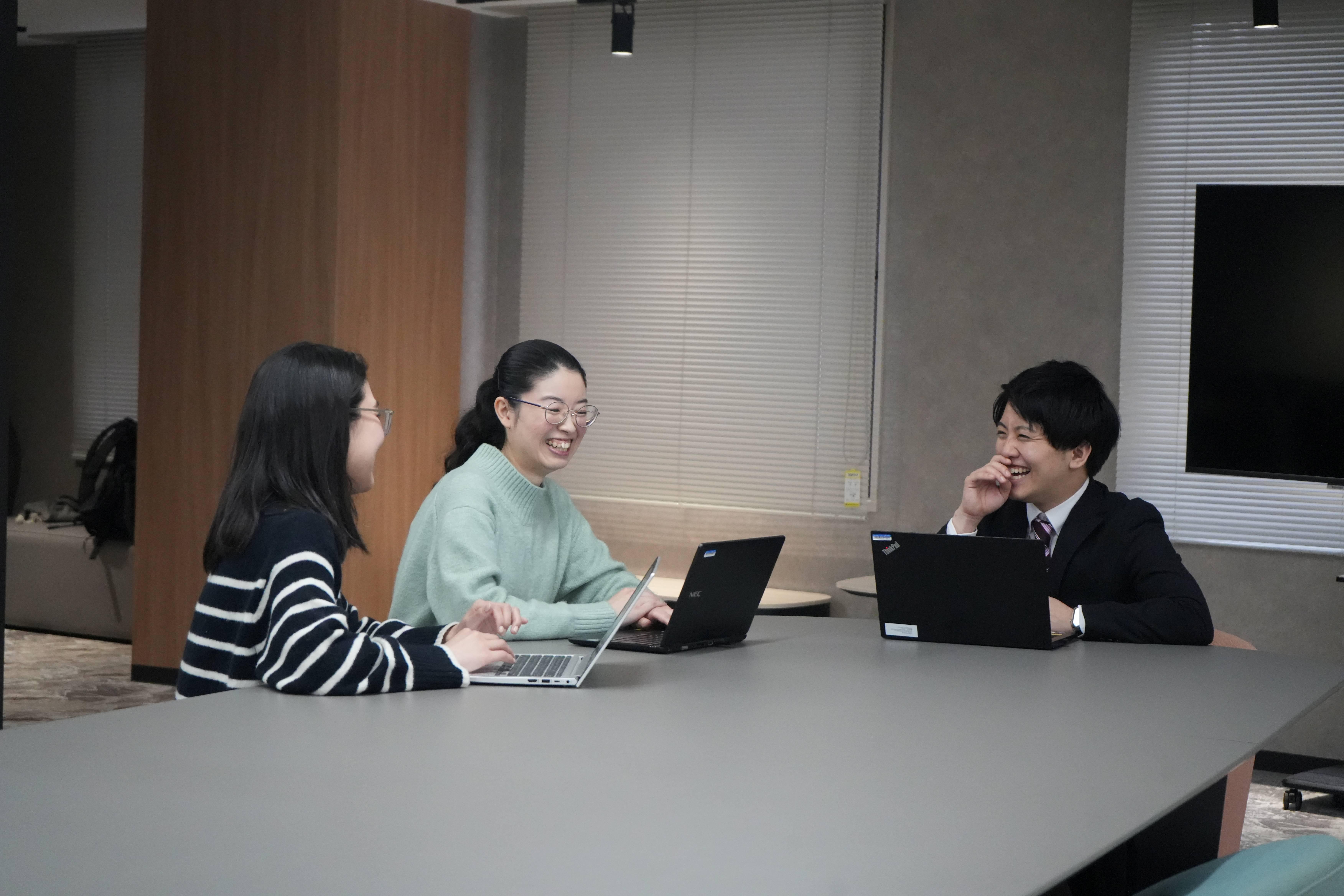 私たちはチームで、お客様の未来を創り出すDXに挑みます！