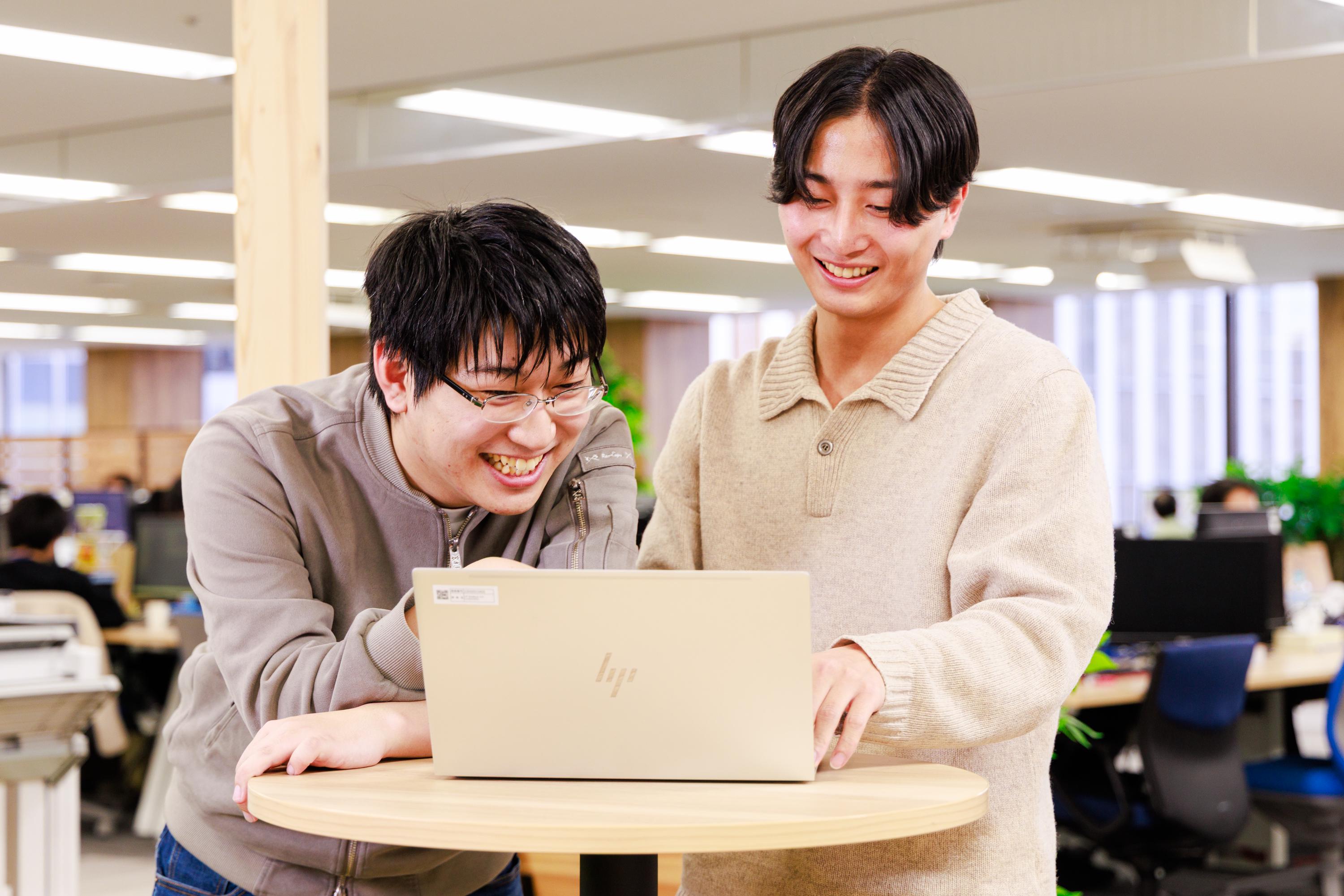 FACE-TO-FACEでのコミュニケーションを大切にしています。
部門も役職も越えて、自然と会話が生まれるのがソフトブレーン。

オープンマインドな風土なため、
中途採用で入社した方の多くが、1ヶ月～3ヶ月以内にはソフトブレーンの業務改善について進言し、即戦力として活躍していただいています！