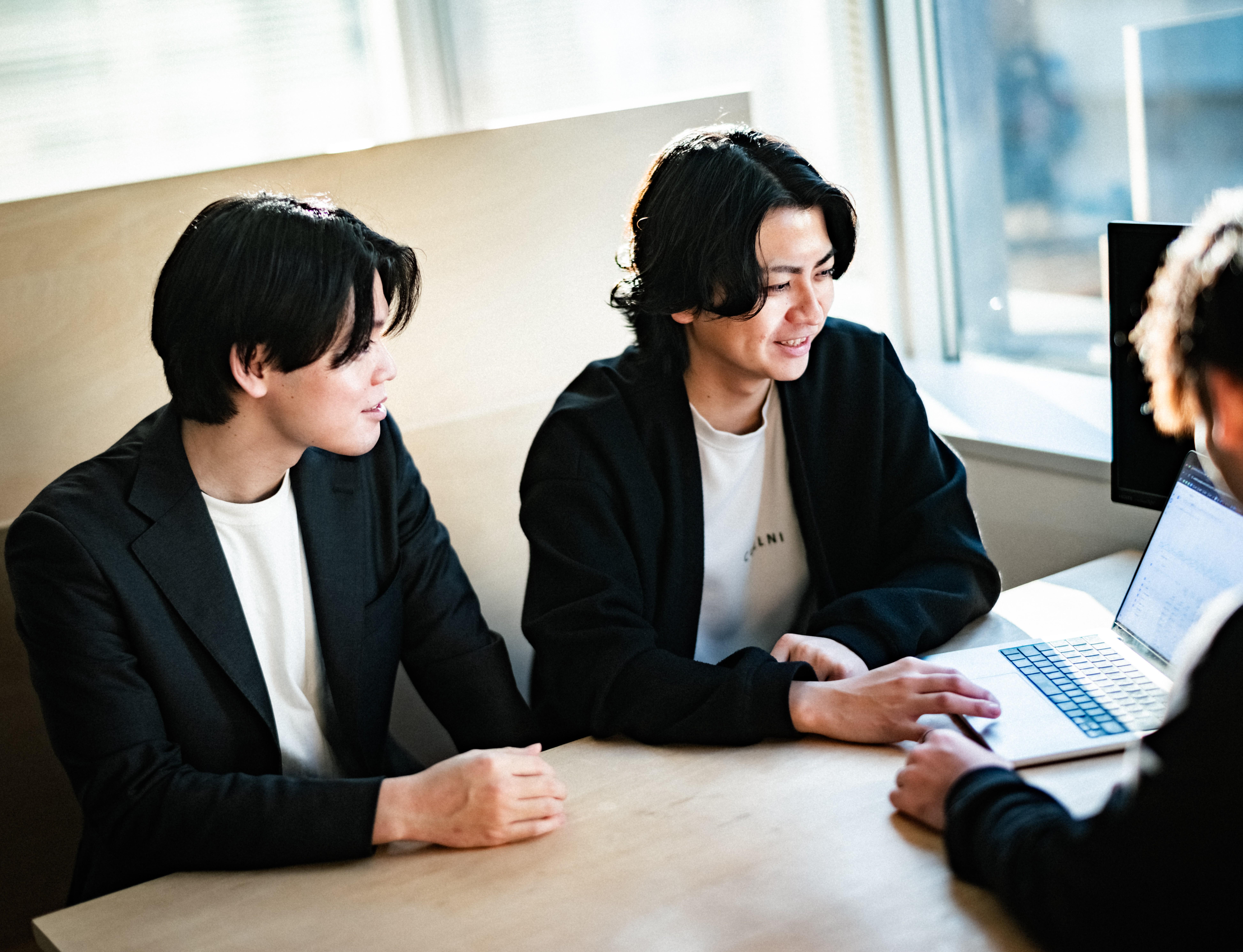 社内調整や形式的な会議に時間を取られることが少なく、
スピード感を持ってクライアントワークに向き合える環境。

日常のコミュニケーションはフラット。困ったときはすぐに相談できる距離感があり、個人の裁量を活かしながら、チームで成果を出すことを大切にしている。