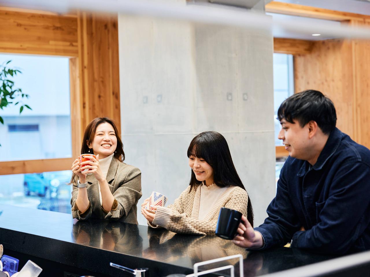 社内はキャリアや年齢、働き方もさまざまですが、前向きで明るく、人想いのメンバーばかりが揃っています。