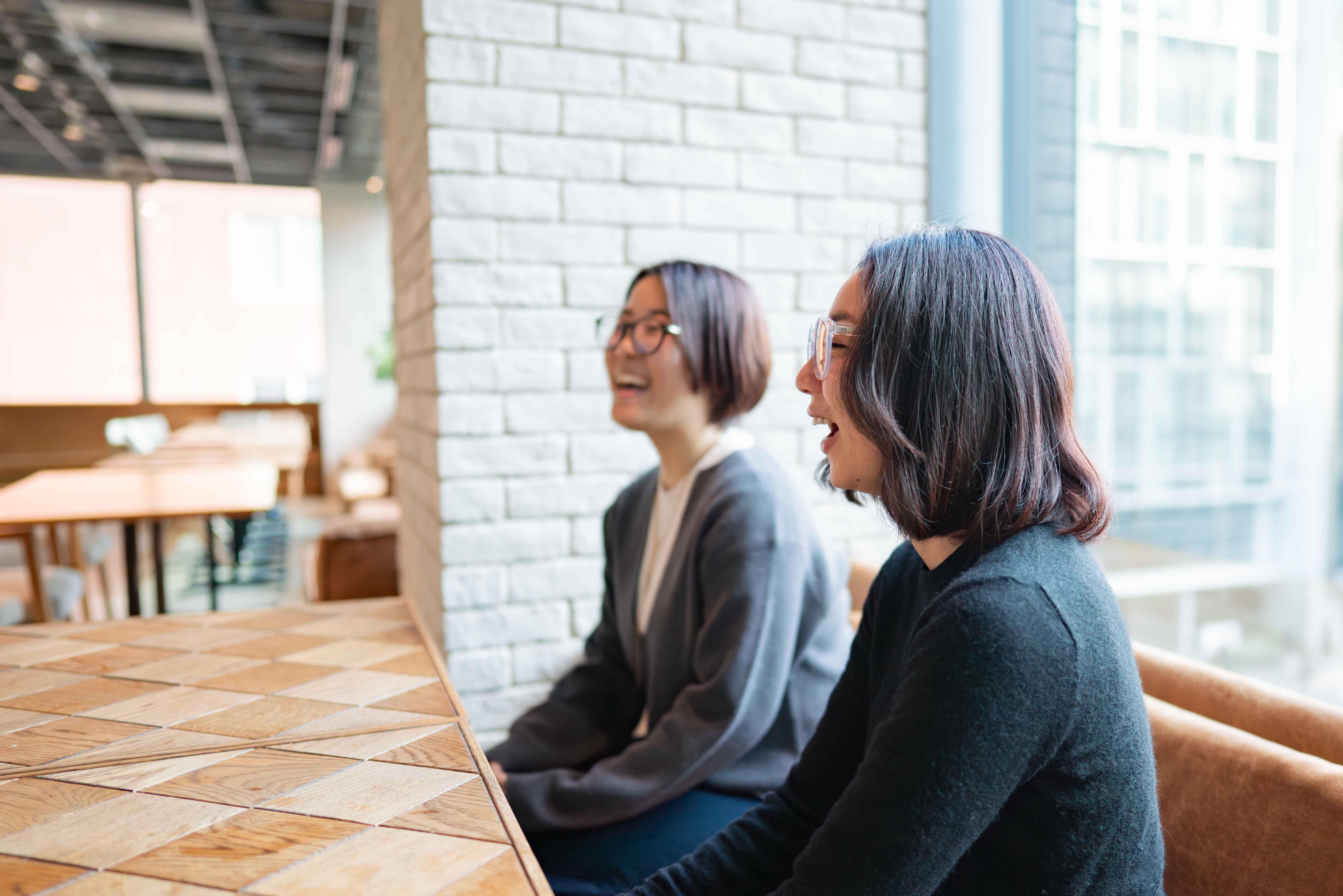 全体の1/3ほどのメンバーが、通勤圏外からフルリモートで働いています。全社会や合宿の機会では、顔を合わせます。