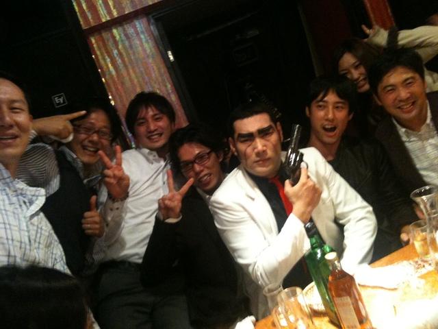 年に数回は社員でリフレッシュイベント。モノマネバーは恒例に。