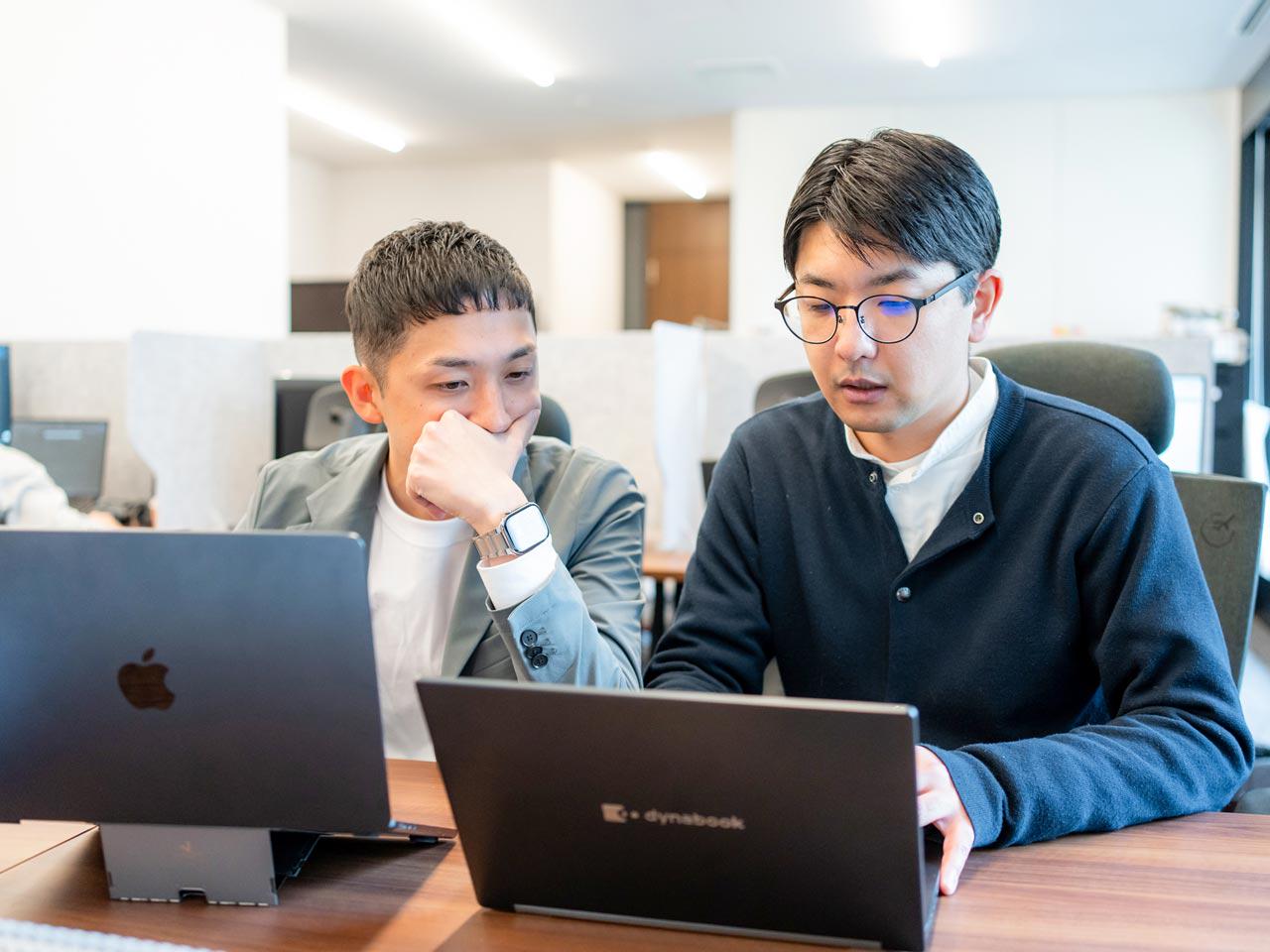 組織は「信頼」を基盤に、部門ごとの特性に合わせリモートやコアタイムを柔軟に運用。