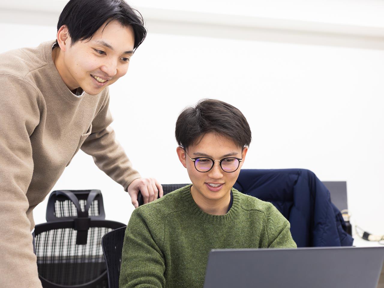 ITやデジタルを活用しながら、50代、60代の社員や外国籍の社員を未経験からコンサルタントに育て上げ、顧客に他社にはない価値を提供している。