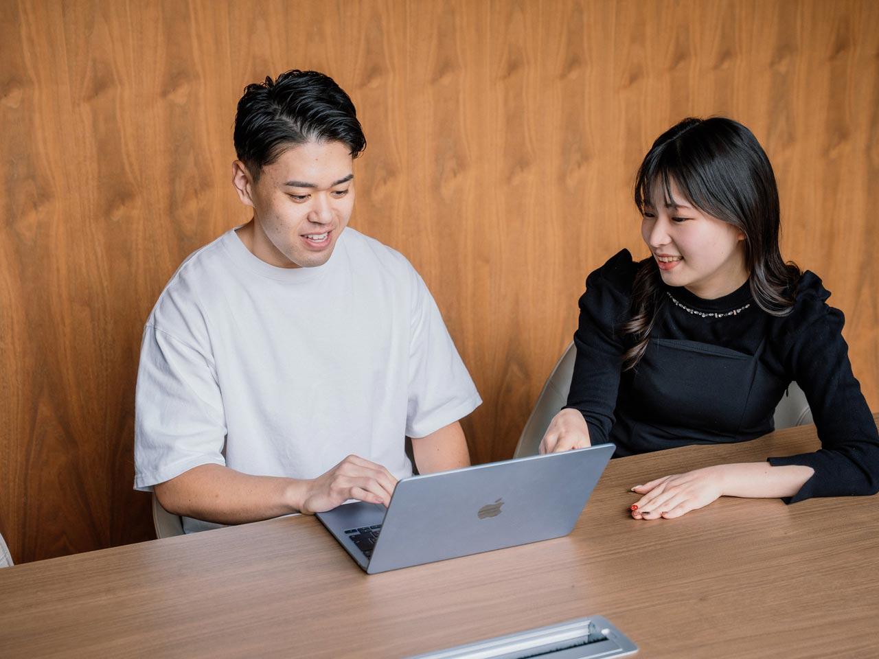 「はじまりをもっと近くに」というミッションを掲げ、「高い技術力」「カスタマーファースト」「失敗を恐れない」「プロダクト愛」を重視する組織運営は特徴的である。