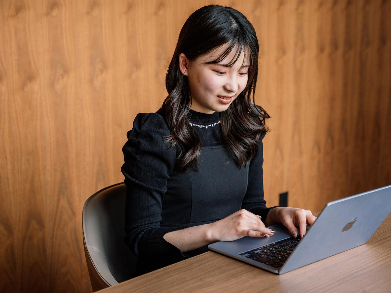 働き方は、業務内容に応じてリモートワーク、オフィスワークを自律的に選ぶ形をとっている。