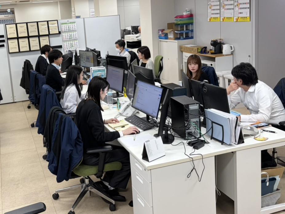 顧客対応からマーケティングまで、一人ひとりの業務範囲は幅広い。個人の結果と会社の実績が直結されるため、成長を実感しやすい環境が魅力。