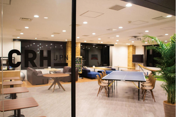 業務の多様性を踏まえ、フリーアドレス制を導入。シーンに応じて場所を選んで仕事ができます。