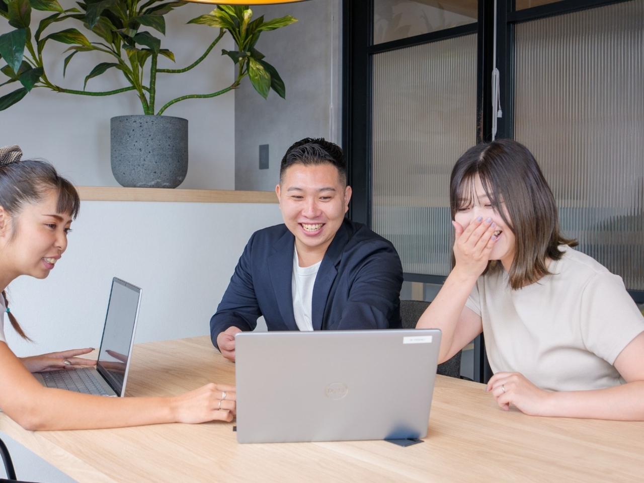 同社は、「エンジニアの成長と企業の発展の同期」を理念に掲げ、SES、受託開発、AI事業を三翼として展開。