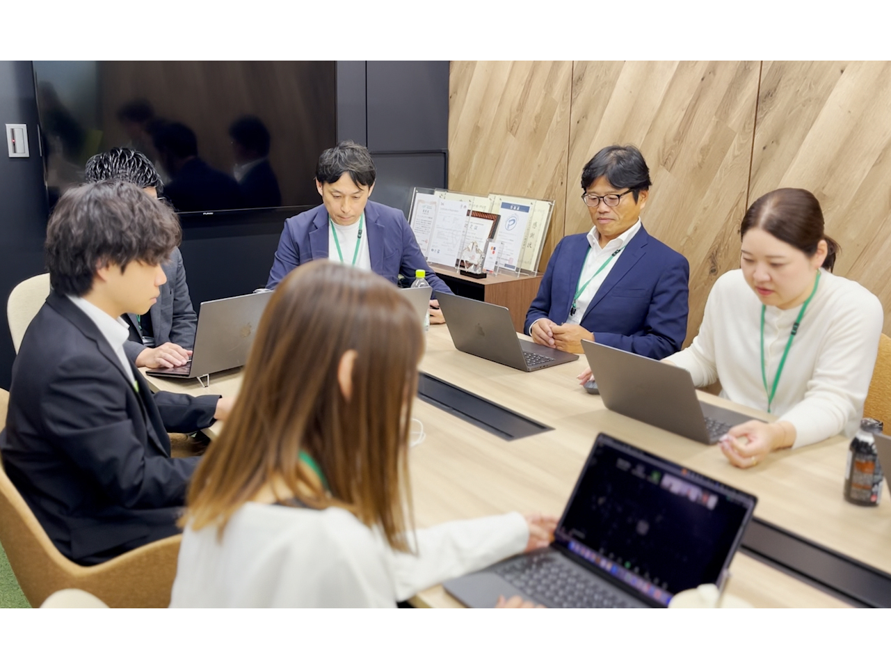 テレワークが前提の働き方ですが、部やチームによって出社して話す機会を設けています