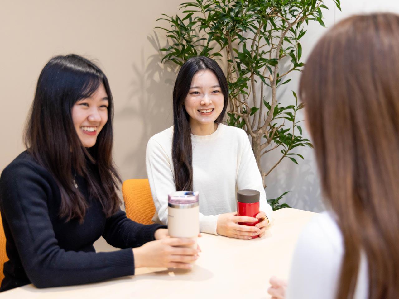 「人が真ん中」との企業理念を掲げ、人材育成や福利厚生、働きやすい環境づくりに力を入れる。「プラチナくるみん」、「えるぼし」の三つ星、健康経営優良法人の認証を取得。