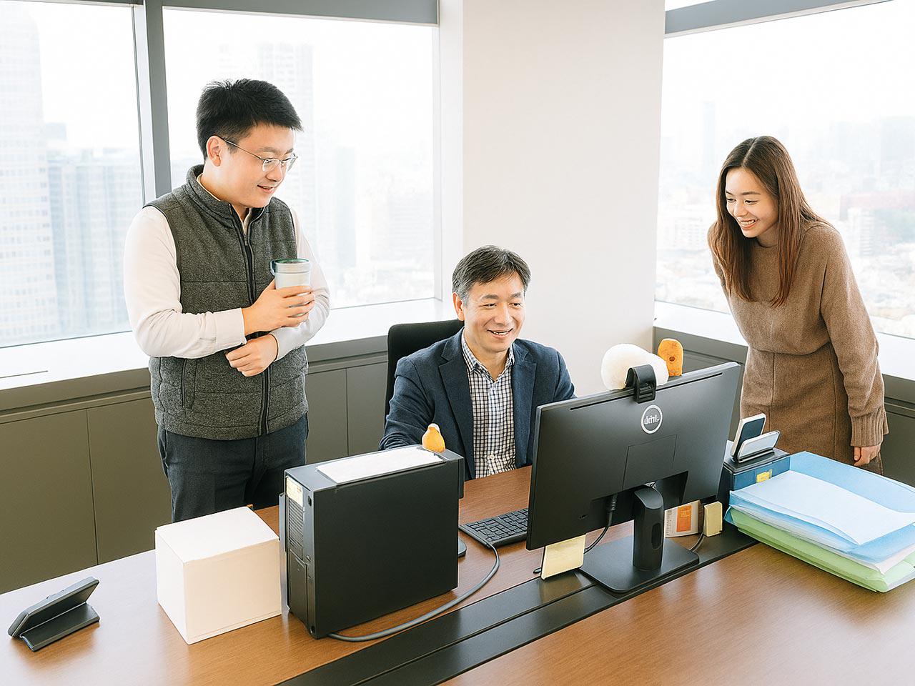 売上の大半を優良顧客との長期的関係から生み出す安定基盤と、AI等先端領域への積極投資という挑戦性を両立する。