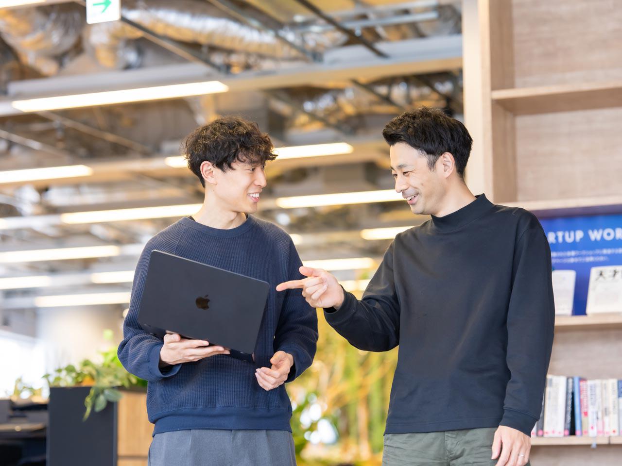 同社での働き方は、自由に働ける一方で、プロダクトを前に進める責任が一人ひとりに委ねられている。メンバーは自然と主体性を発揮し、自分の領域を広げていく。