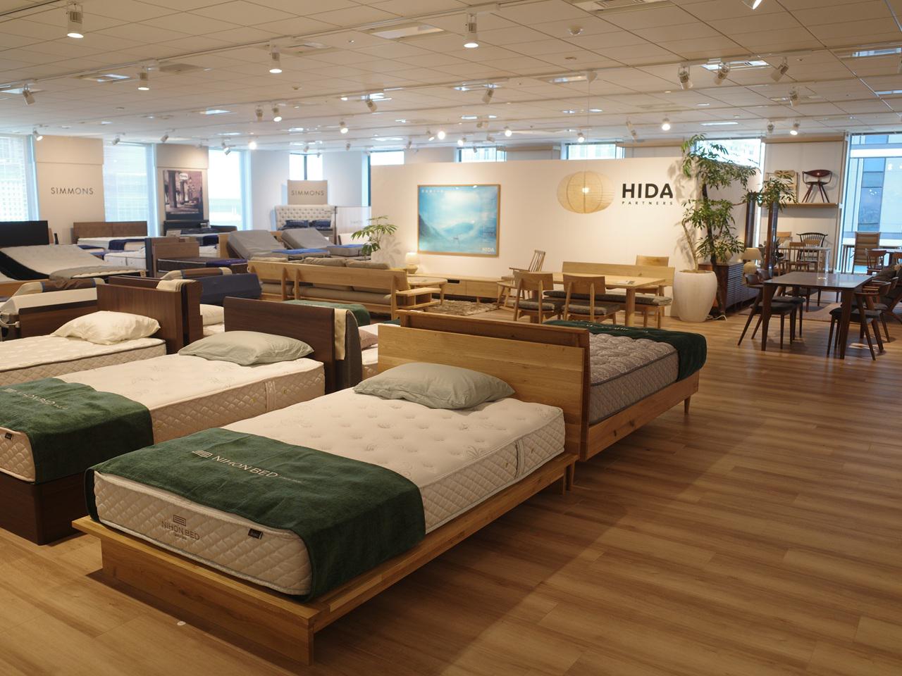 同社は、ベッドなどの寝具やソファ・ダイニングなどの家具を主体に販売する実店舗『亀屋家具』の運営を通じ、家具・インテリアを軸にライフスタイルを提案している企業。