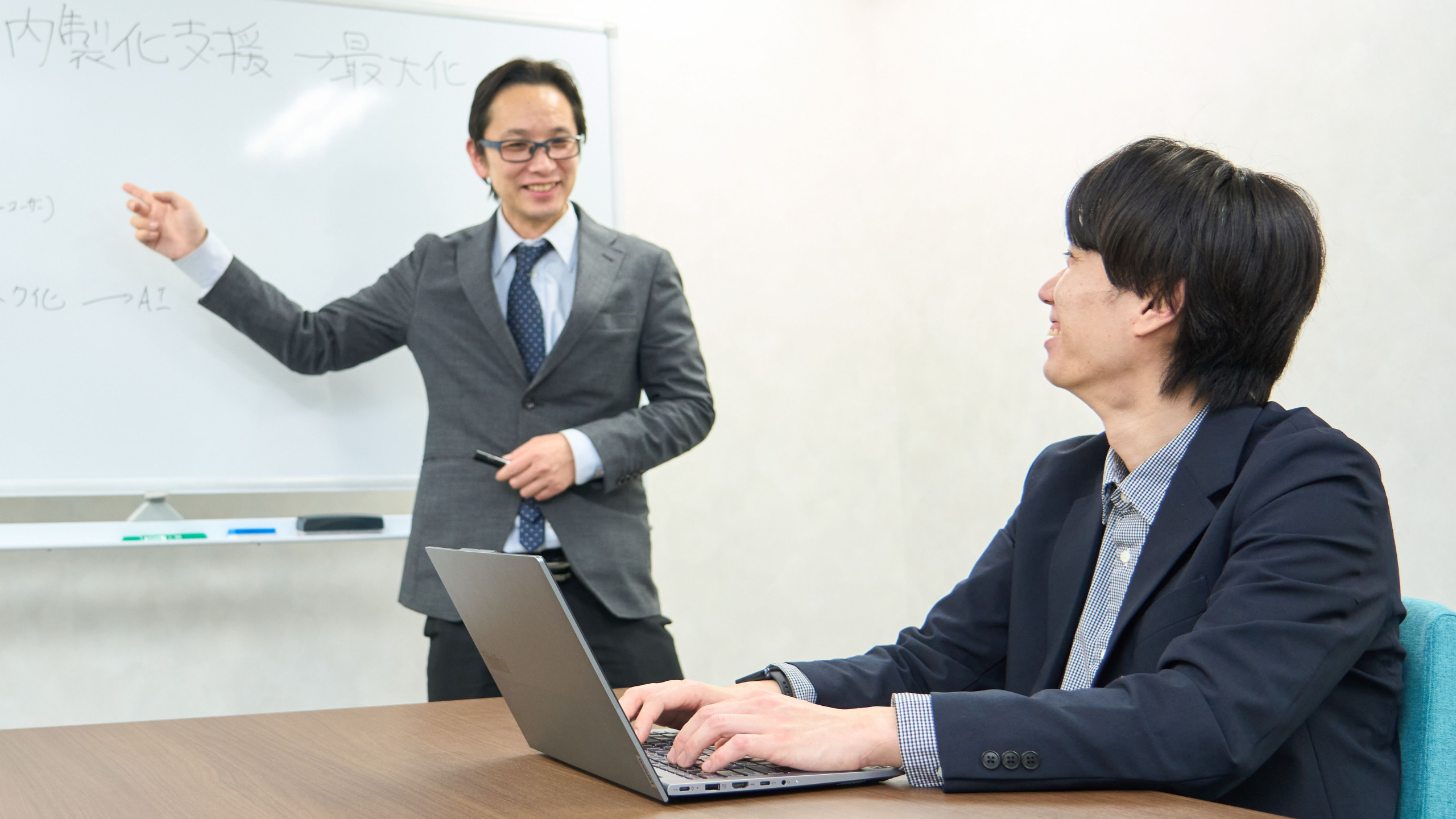 風通しが良く、各メンバーが主体的に意見や提案をいえる風土が自慢です♪また、新たに入社したメンバーが新しい環境に早く馴染めるようにウエルカムランチなどの制度も用意しています！