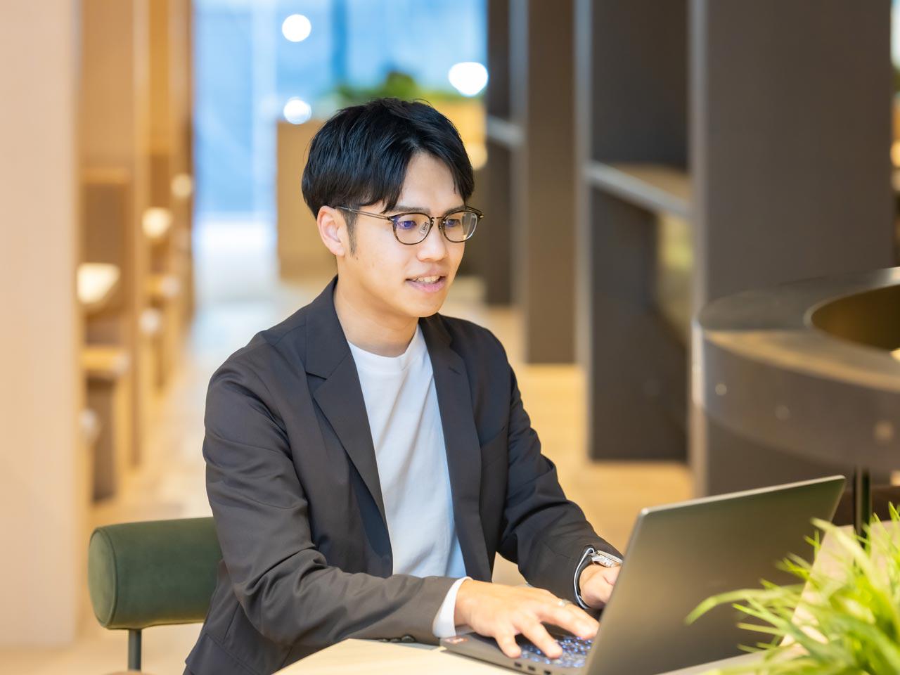 課題の抽出から実装、運用までを一貫して請け負い、SESスタイルで価値提供をしている。