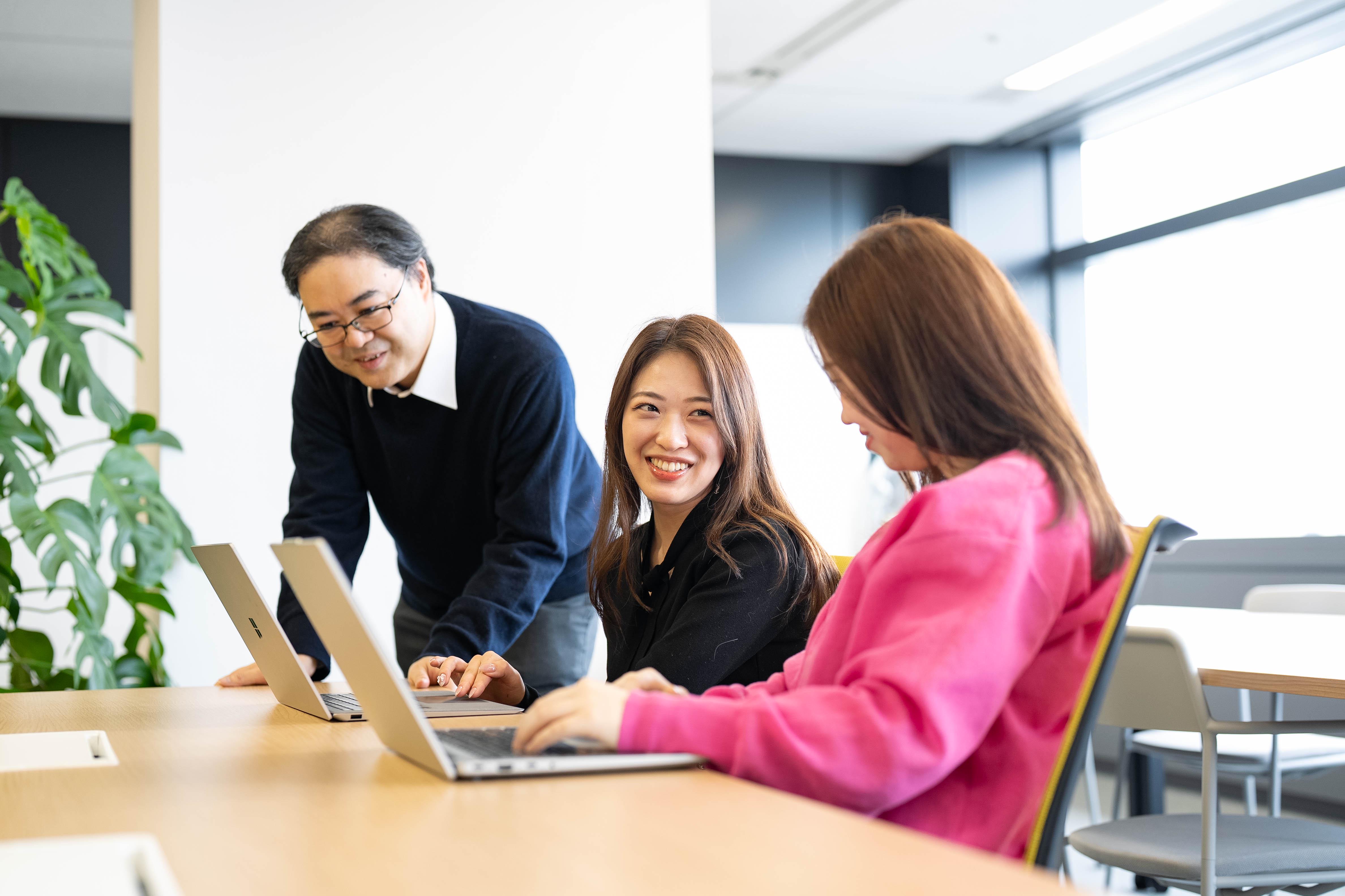 事業内容：多種多様な業界のクライアントにシステム開発、DX推進サービスを提供しています。