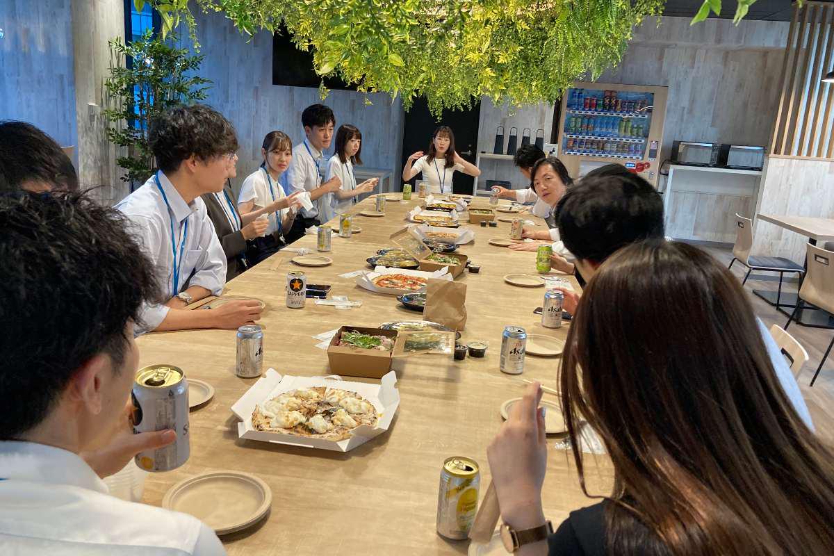 同社では個人の志向を尊重することが自然なため、どんなタイプでも居心地よく過ごせる会社である。実際、離職率は低く勤続年数が長いのが特徴だ。