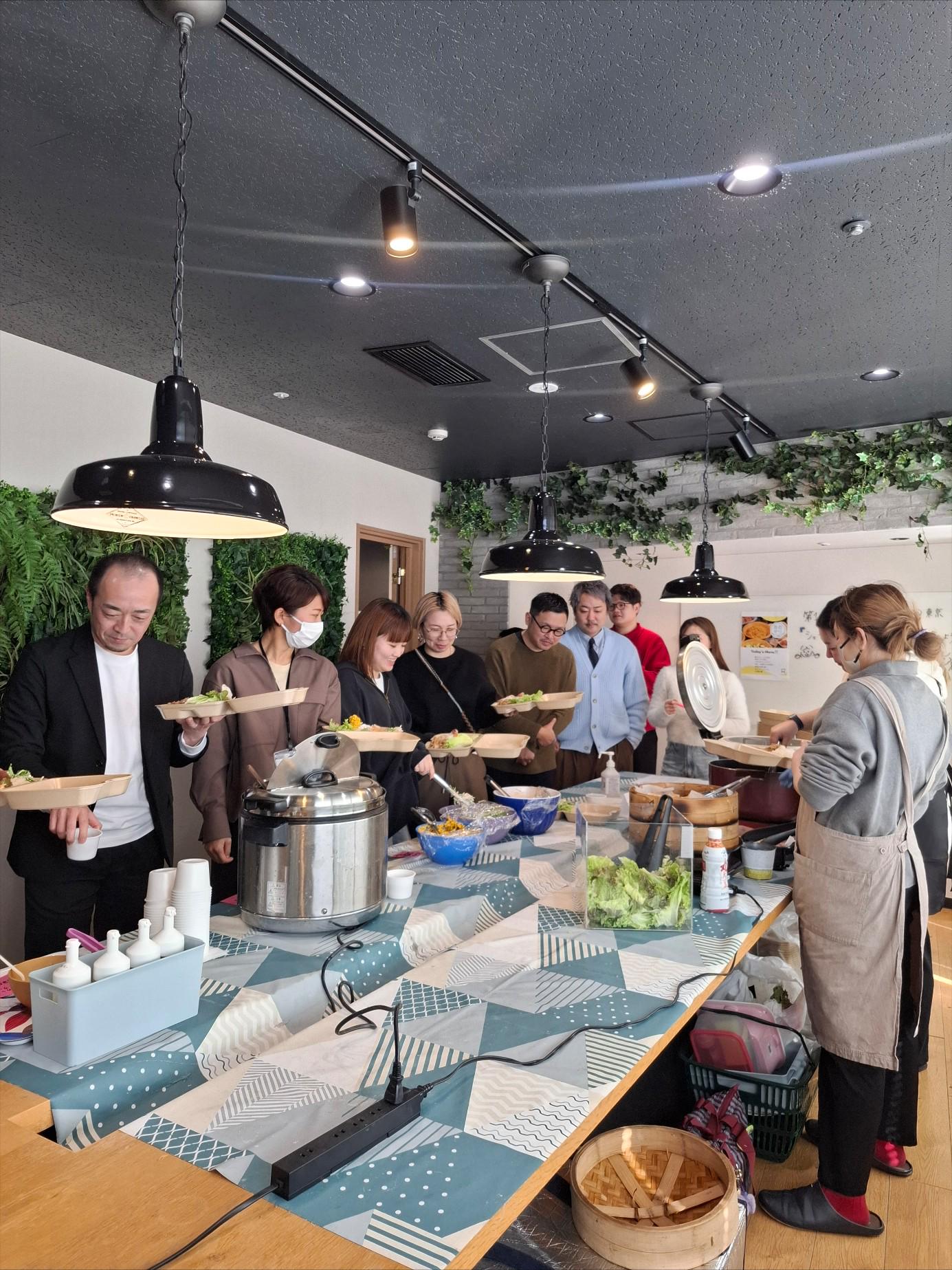 「顧客体験をベースに」
そのために実食会などを実施し、お客様と同じ体験をすることで、よりよいサービスへ繋げています！オフラインだけでなく、チャットツールやバーチャルオフィスなどを導入し、業務内外のコミュニケーションも大事にしています。