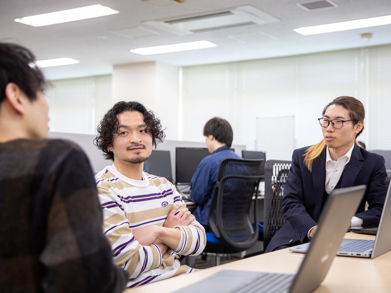 プロジェクト単位でチームを編成する柔軟な体制と、個人に任せきりにしない組織的な支援の下、エンジニアは幅広い経験を積みながらキャリアを広げていくことができる環境である。