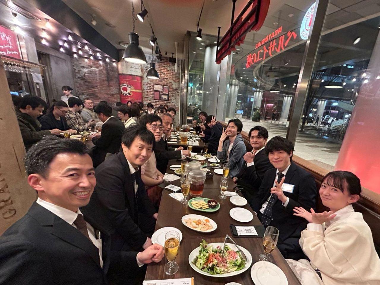 社内では日常的なコミュニケーションを通じて知識や情報が共有されている。