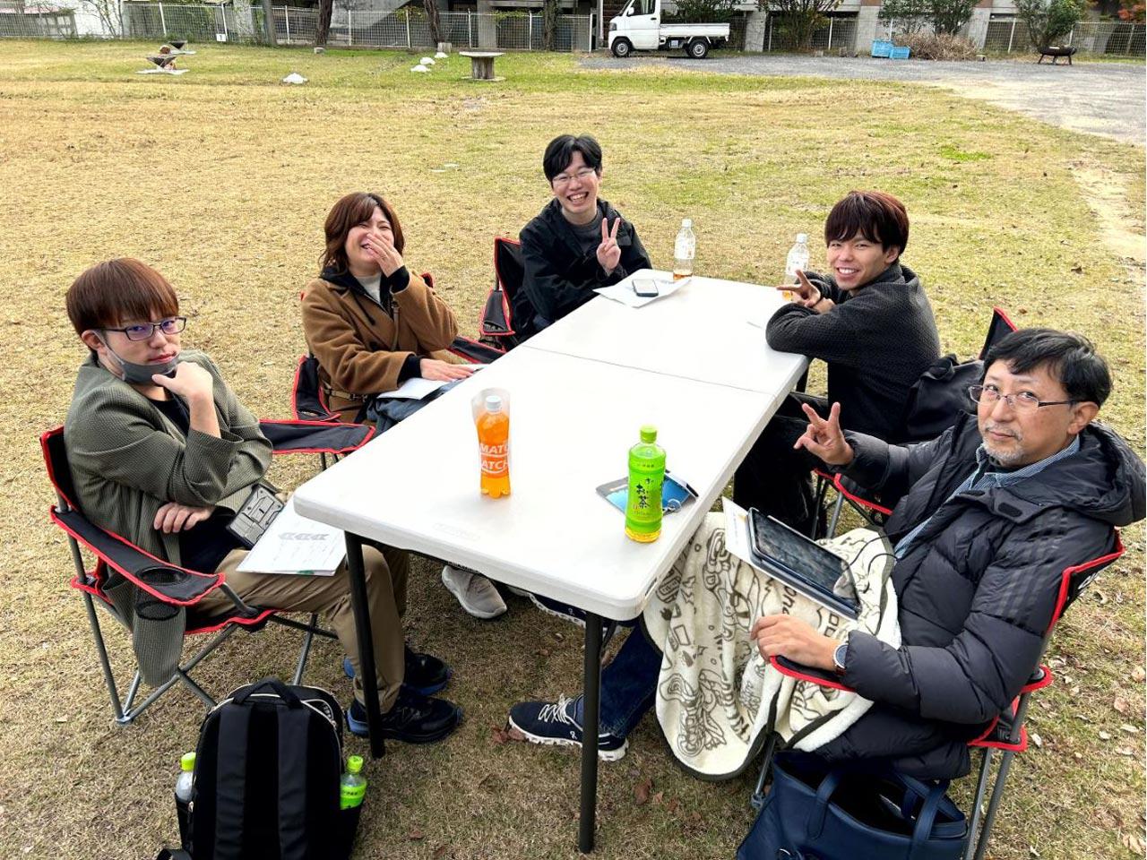 チームや組織として仕事を解決していく同社では、経験の浅いメンバーであっても、サポートを受けながら顧客と向き合うことで、プロジェクトの進め方や技術的な判断を実践の中で学ぶことができる。